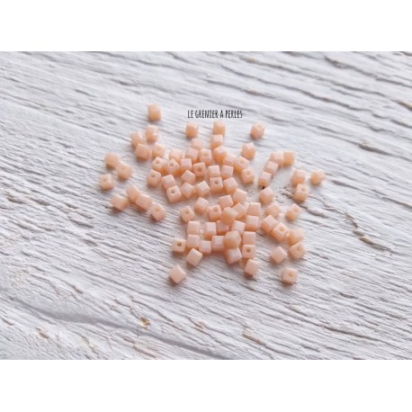 Perles CUBES 2 mm Beige  x 25