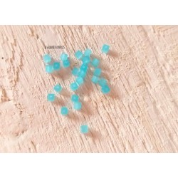 25 Perles CUBES 2 mm Ligth Turquoise Opal