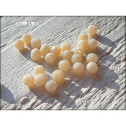 25 Perles Rondes Facettées 4 mm Beige