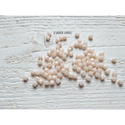 25 Perles CUBES 4 mm Ivoire