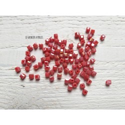 25 Perles Cubes 4 mm Rouge Irisé AB