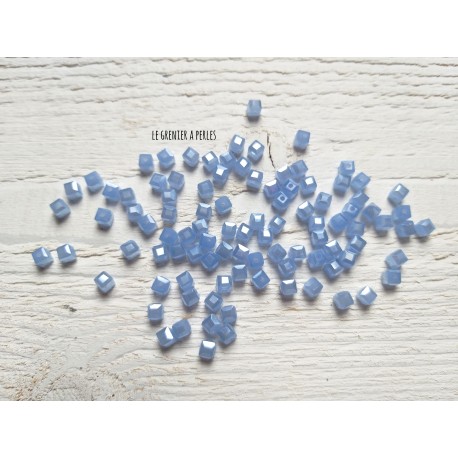 25 Perles CUBES 4 mm Bleu Opal AB