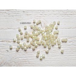 25 Perles CUBES 4 mm Jaune Pastel Irisé