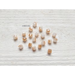 10 Perles Cubes 6 mm Jade irisé AB