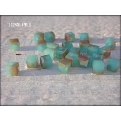 25 Perles CUBES 4 mm Turquoise Opal AB
