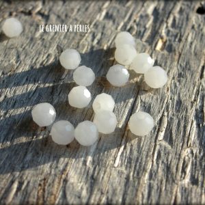 25 Perles Rondes Facettées 4 mm White Opal