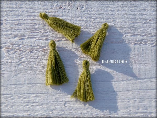 Petits Pompons ( fils de coton ) Vert Olive X 4