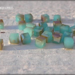 25 Perles CUBES 4 mm Turquoise Opal AB