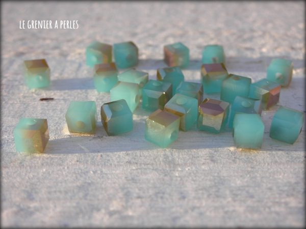 Perles CUBES 4 mm Turquoise Opal AB x 25