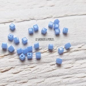 25 Perles CUBES 2 mm Bleu Pastel