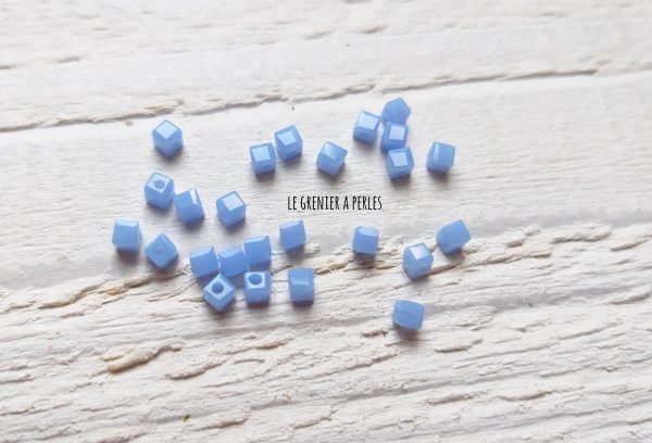 25 Perles CUBES 2 mm Bleu Pastel