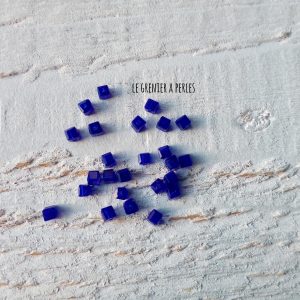 25 Perles CUBES 2 mm Cobalt