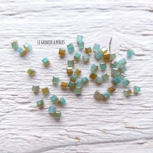 25 Perles CUBES 2 mm Turquoise Opal AB