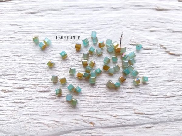 Perles CUBES 2 mm Turquoise Opal AB x 25