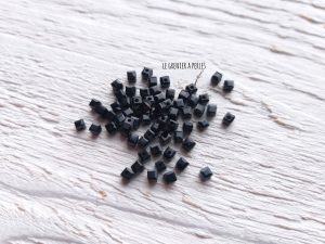 Perles CUBES 2 mm Noir x 25