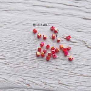 25 Perles CUBES 2 mm Red Opaque AB