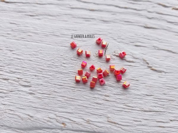 Perles CUBES 2 mm Red Opaque AB x 25