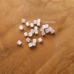 25 Perles CUBES 2 mm White Opal