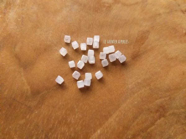 Perles CUBES 2 mm White Opal x 25