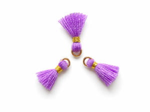 Petit pompon en fils de coton Avec anneau doré intégré couleur mauve