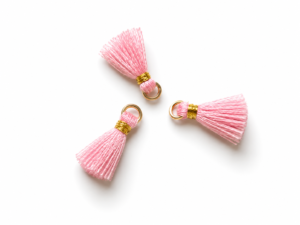 2 petits pompons en coton de 1 cm pour des créations estivales le grenier a perles