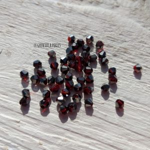 50 Toupies 3 mm Rouge reflets Noirs