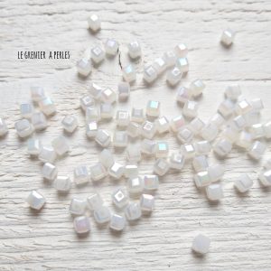 25 Perles Cubes 4 mm Blanc AB