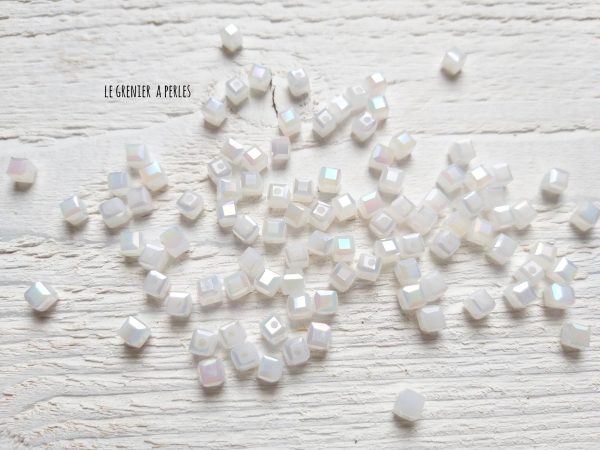 25 Perles Cubes 4 mm Blanc AB