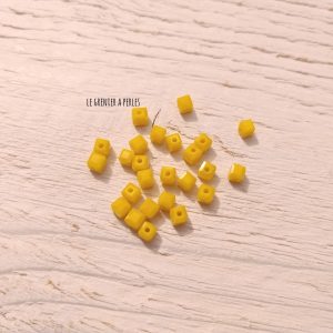 25 Perles Cubes 4 mm Jaune