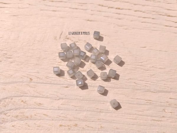 Perles CUBES 4 mm Light Gris Opal X 25