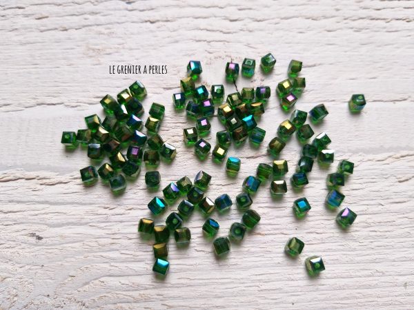 25 Perles CUBES 4 mm Vert Pétrole