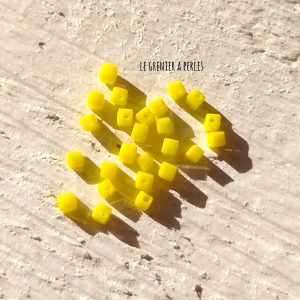 25 Perles CUBES 2 mm Jaune Opaque