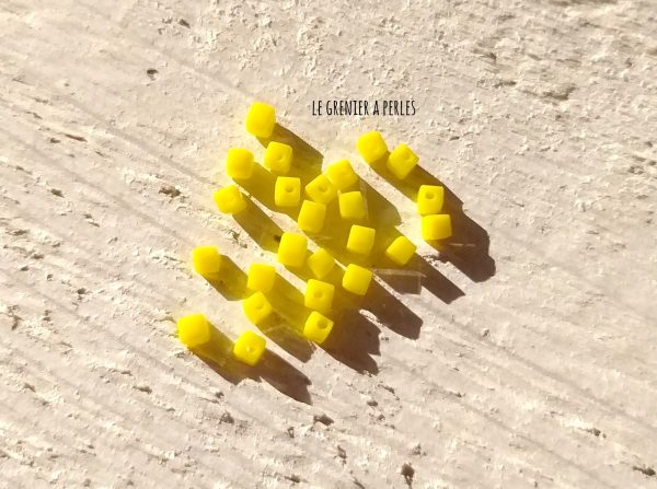 Perles CUBES 2 mm Jaune Opaque x 25