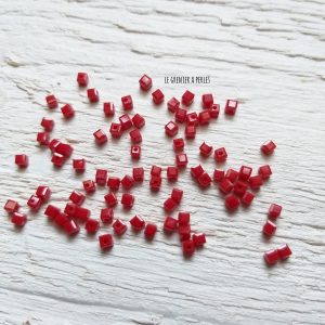 25 Perles CUBES 2 mm Rouge Opaque