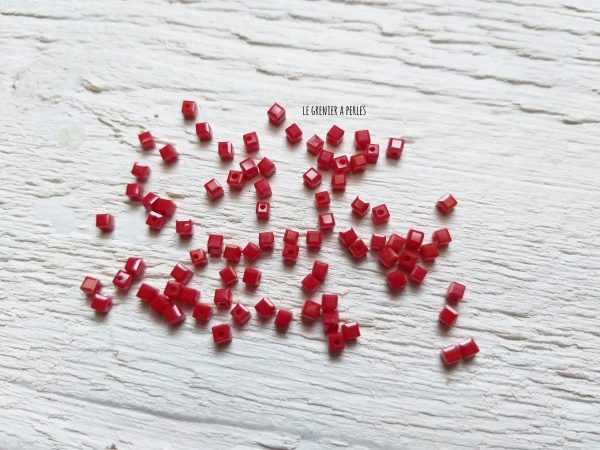 25 Perles CUBES 2 mm Rouge Opaque