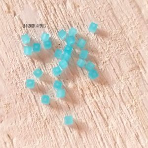 25 Perles CUBES 2 mm Ligth Turquoise Opal