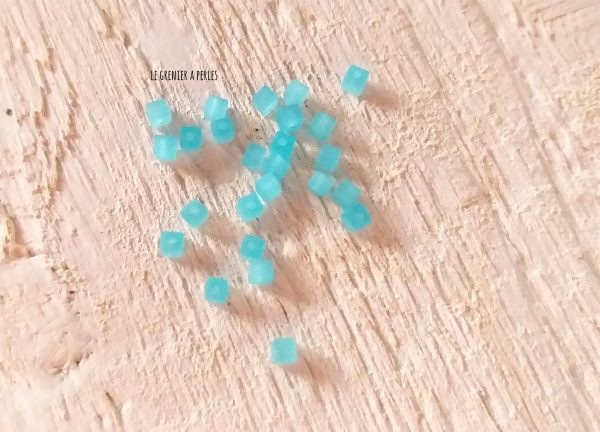 Perles CUBES 2 mm Bleu Opal x 25