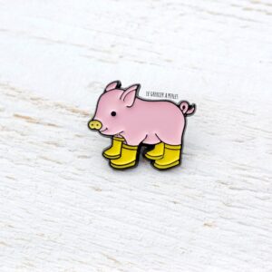 pin's cochon aux bottes jaunes