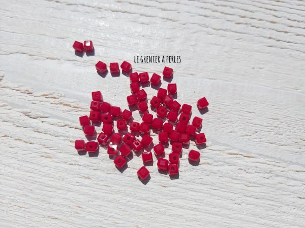 25 Perles CUBES 4 mm Bordeaux Opaque