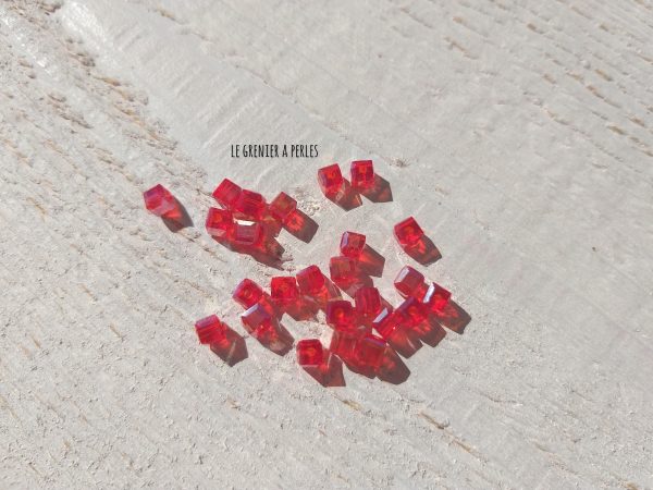 25 Perles CUBES 4 mm Rouge AB