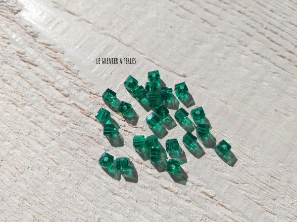 25 Perles CUBES 4 mm Emeraude