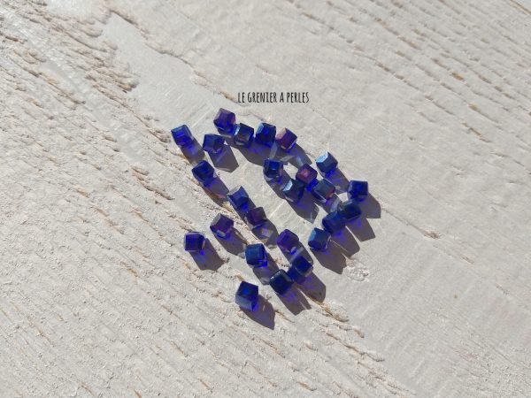 25 Perles CUBES 4 mm Bleu Cobalt AB