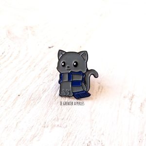 Pin’s Chat Gris avec écharpe bleue