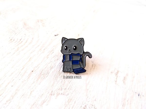 Pin's Chat Gris avec écharpe bleue