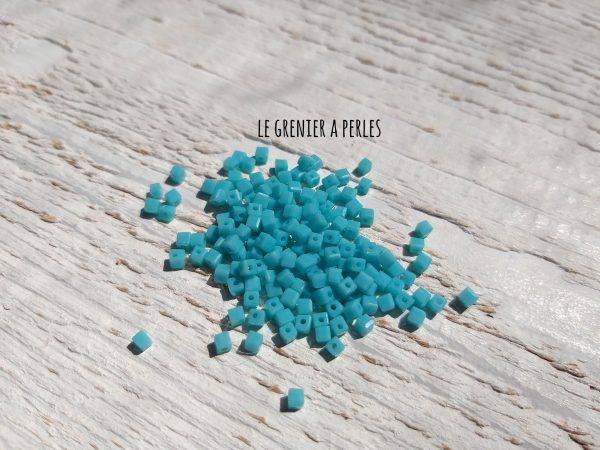 Perles CUBES 2 mm Turquoise Opaque x 25