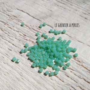 25 Perles CUBES 2 mm Vert Opaline