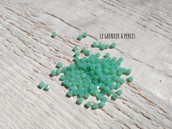 25 Perles CUBES 2 mm Vert Opaline