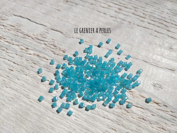 25 Perles CUBES 2 mm Bleu Ciel AB