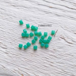 25 Perles CUBES 2 mm Green Turquoise Opal