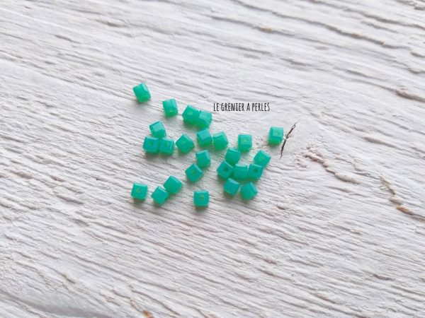 Perles CUBES 2 mm Green Turquoise Opal x 25